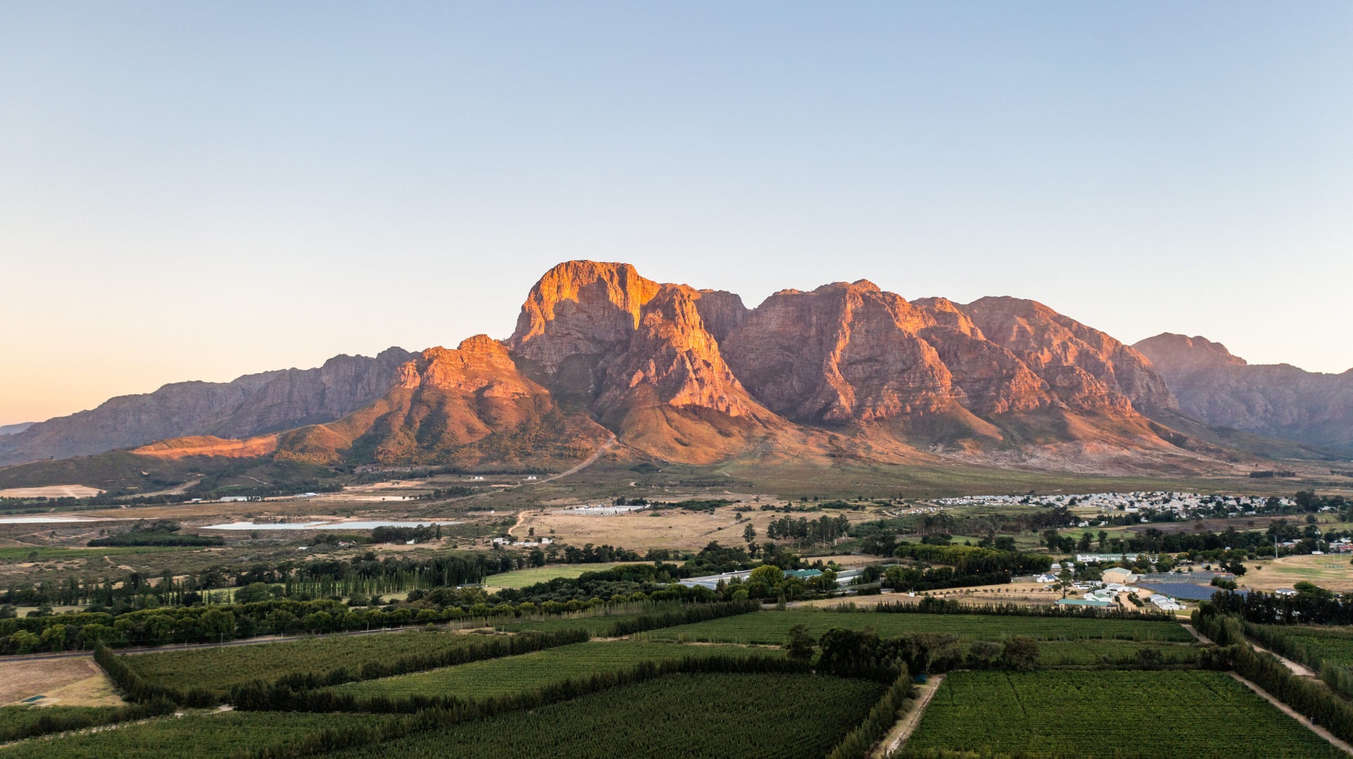 Fjellandskap over Winelands i solnedgang